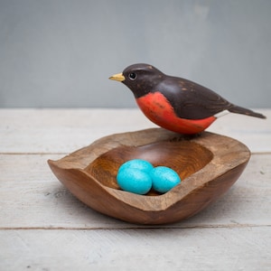 Petirrojo de madera tallado a mano con nido y huevos – 20 cm de ancho / Decoración natural / Regalo para amantes de las aves / Regalo de primavera