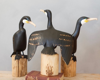 Trío de cormoranes tallados a mano en madera – Tamaño mediano / Escultura de aves costeras / Decoración llamativa / Regalo para observadores de aves