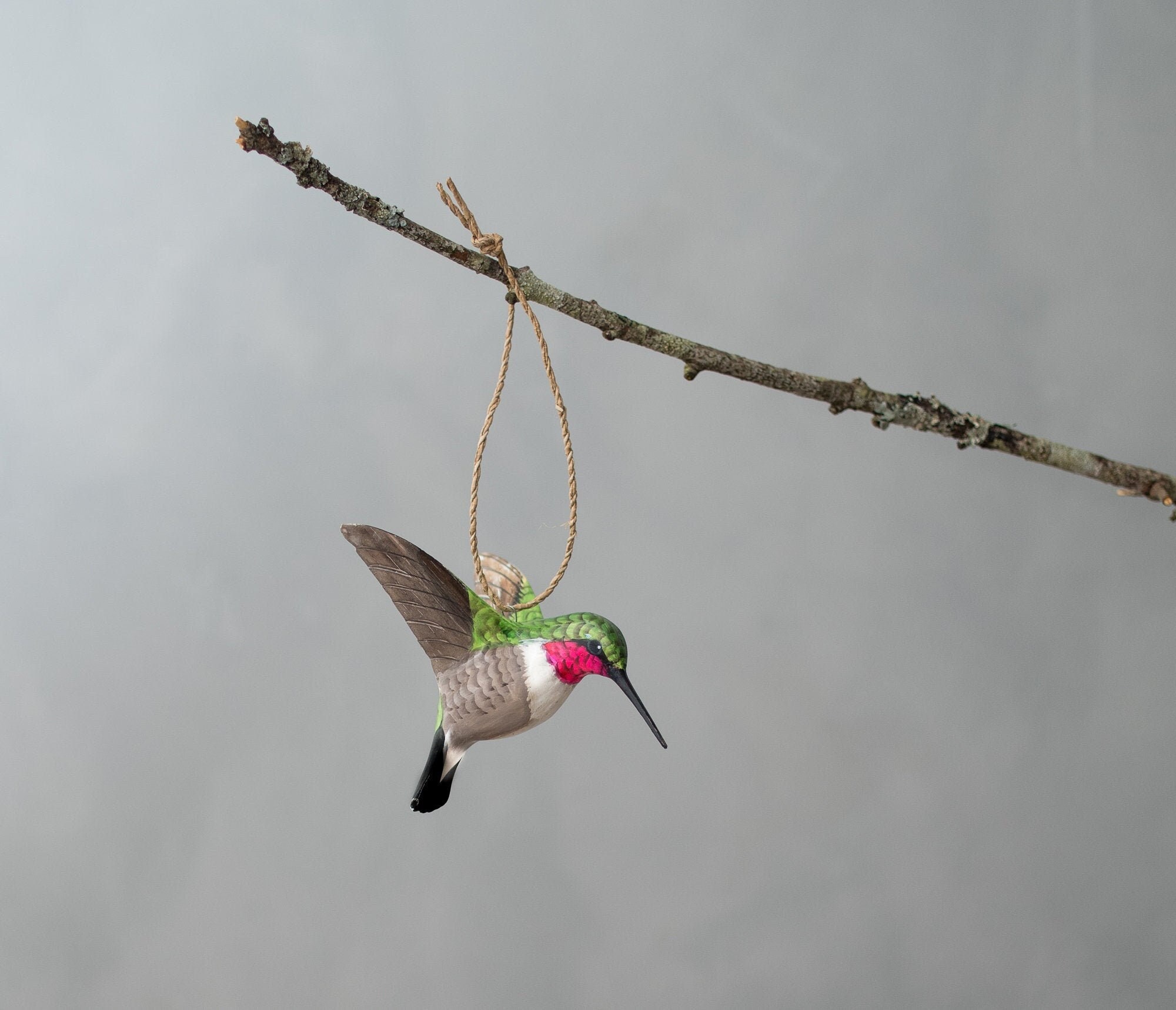 Colibrí colgante, pájaro de madera tallado a mano, 3,5" de alto