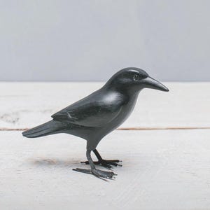 Scultura di corvo in legno intagliato a mano – Mini statuetta di uccello nero alta 10 cm - dritta
