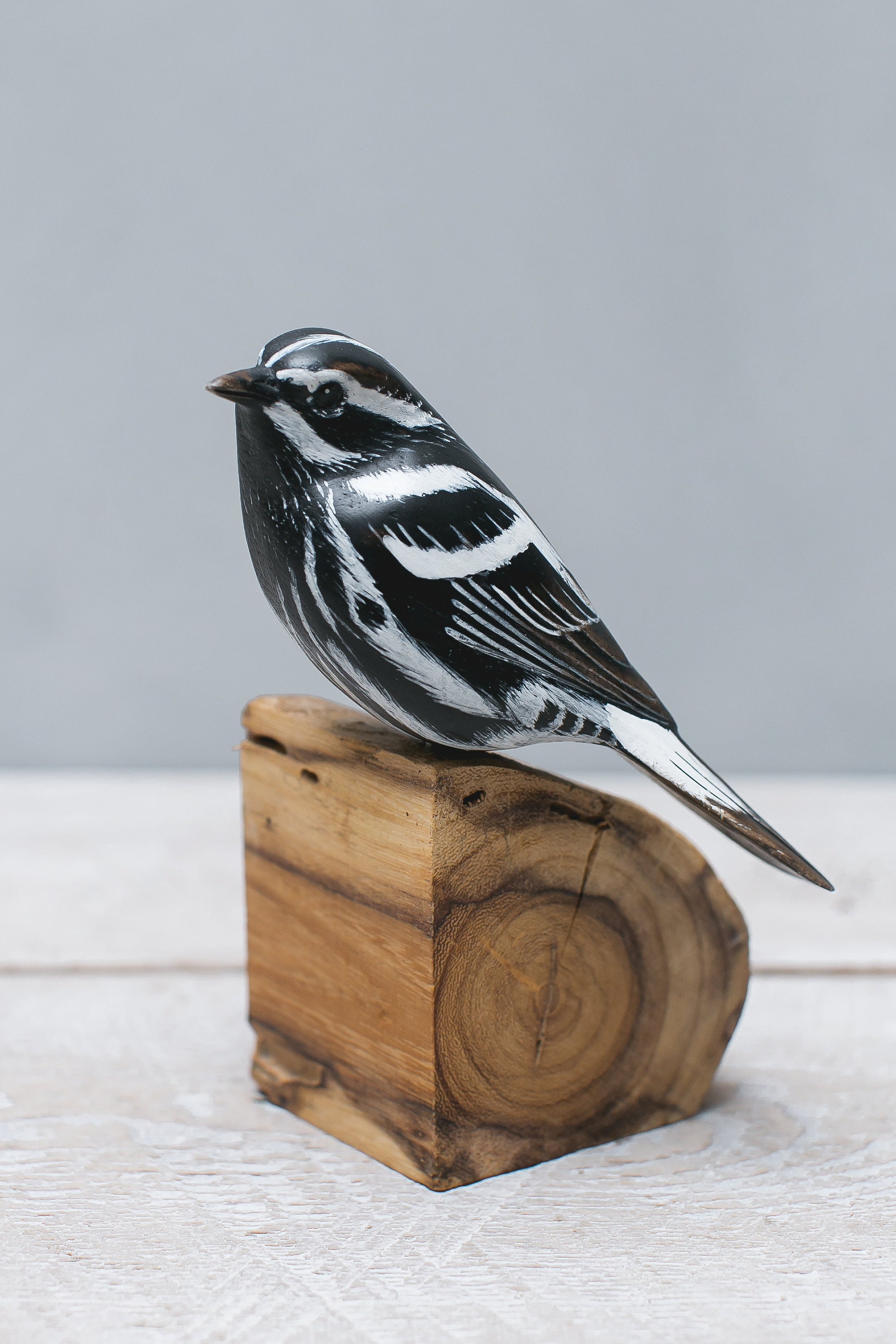 手彫りの木製白黒ムシクイ – 高さ7インチ | 鳥の彫刻 | バード