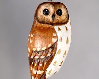Adorno de búho barrado - 10 cm de alto - Pájaros colgantes de madera tallados a mano