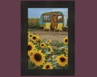 Vintage Camper y girasoles por Carrie Ann Grippo-Pike 16 x 22 flores lindas girasol enmarcado arte impresión imagen hogar cabina decoración