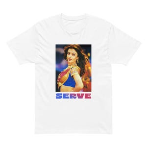 Könnte beinhalten: Weißes T-Shirt mit einem rechteckigen Bild einer Frau in traditioneller indischer Kleidung. Das Bild befindet sich über dem Wort "SERVE" in blauen und roten Blockbuchstaben. Die Frau trägt ein blaues Oberteil und Goldschmuck.