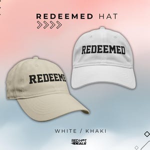 Puede incluir: Se muestran dos gorras de béisbol, una blanca y otra caqui. La palabra "REDEEMED" está impresa en letras negras en negrita en la parte delantera de cada gorra. El fondo es un degradado de rosa y azul.