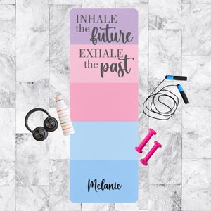 Lindos colores pastel Estera de yoga de goma antideslizante personalizada, Inhale el futuro Exhale la estera de entrenamiento pasada, regalo de estera de yoga con nombre personalizado para ella