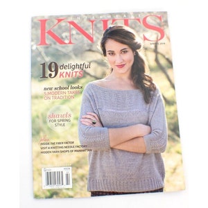 Puede incluir: Una portada de revista para Interweave Knits, primavera 2014, con una mujer que lleva un suéter de punto gris. El texto de la portada dice "19 delicias de punto", "nuevos looks de escuela", "5 versiones modernas de la tradición", "chalinas para el estilo de primavera", y "más".