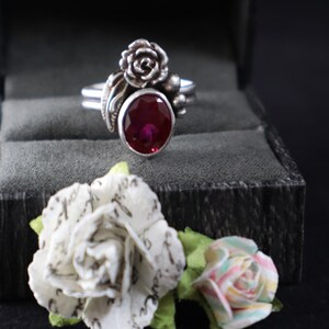 Anillo de plata esterlina con flor y rubí