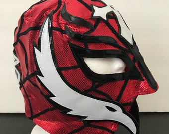 Puede incluir: Máscara de lucha libre roja, negra y blanca con un diseño de pájaro estilizado. La máscara tiene un patrón de telaraña y una máscara para los ojos negra.
