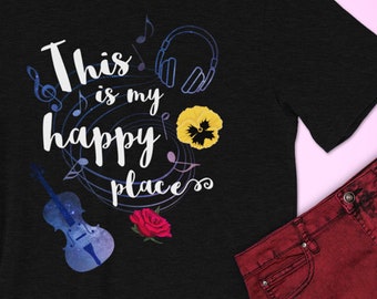 Op de afbeelding: Zwart heather t-shirt met de tekst "This is my happy place" in een witte cirkel met muzieknoten en een viool, koptelefoon, een gele viooltje en een rode roos.