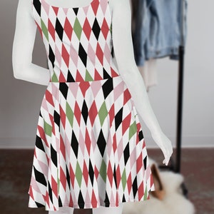 Puede incluir: Un vestido blanco sin mangas con un patr&oacute;n de diamantes en rojo, rosa, negro y verde.