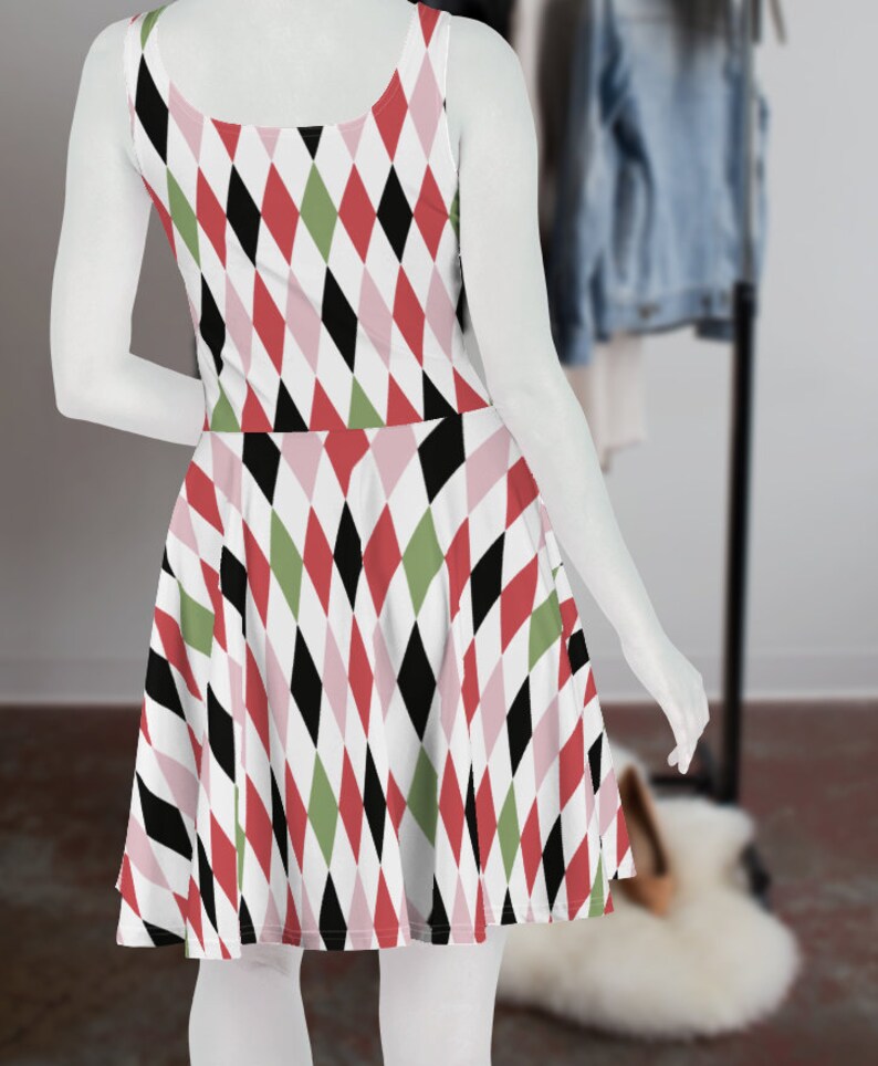 Puede incluir: Un vestido blanco sin mangas con un patr&oacute;n de diamantes en rojo, rosa, negro y verde.