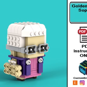 Puede incluir: Instrucciones PDF para construir una minifigura LEGO de Sophie de las Golden Girls. La minifigura lleva una chaqueta morada, una camisa rosa y gafas. La minifigura tiene el pelo blanco y la cara de color canela.