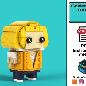 Puede incluir: Una descarga digital de instrucciones PDF para construir una minifigura de Lego de un personaje con cabello amarillo, una chaqueta amarilla y naranja y pantalones azules. El personaje está etiquetado como "Golden Gals: Rosey".