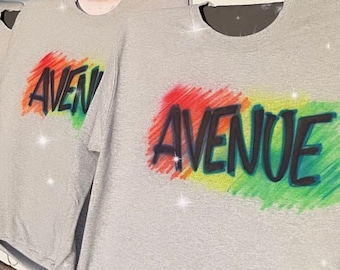 Sudadera personalizada con cuello redondo y diseño de aerógrafo. Nombre personalizado. Sudadera personalizada con cuello redondo y diseño de aerógrafo. Estilo años 90.