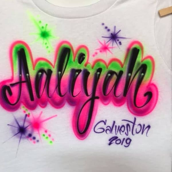 Camiseta personalizada com nome pintado à mão em aerografia