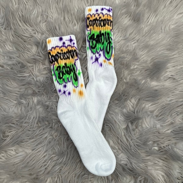 Personalisierte Airbrush Weiße Baumwolle Crew Socken | Regenbogen Socken| Süße Geburtstagssocken| Gastgeschenk | Fledermaus Mitzwa Gunst| Jubel| Sleepover| Graffiti