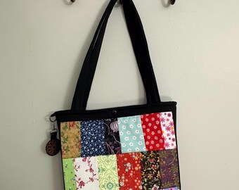 Gesteppte Patchwork Büchertasche: Maschinengestickte Stofftasche