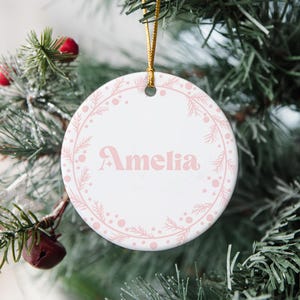Adorno personalizado con nombre para niña, decoración navideña rosa para bebés / SKU: ORN017B