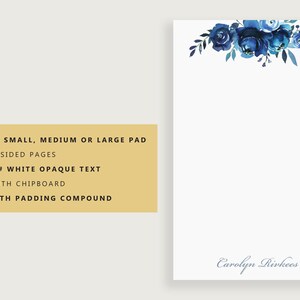 Op de afbeelding: Een wit notitieblok met een blauw bloemenontwerp aan de bovenkant. Het notitieblok heeft 53 enkelzijdige pagina's, 70# wit ondoorzichtig tekstpapier, is gevoerd met karton en gebonden met een vullingverbinding. De tekst "Carolyn Rivkees" is onderaan het notitieblok gedrukt.