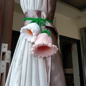 Crochet Bell Flower Curtain Tie – Handmade Floral Tieback with Pink & White Flowers | Cottagecore Window Decor | Boho Curtain Holder