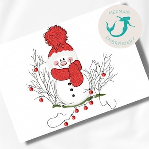Könnte beinhalten: Ein skurriler, gestickter Schneemann mit roter Mütze und Schal, umgeben von Winterzweigen mit roten Ornamenten. Das Design beinhaltet eine Lichterkette mit roten Lichtern und den Text "MERMAID EMBROIDERY" in einem runden Logo.