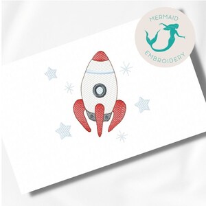 Pode incluir: Um foguete branco e vermelho com uma janela azul e uma base cinza, rodeado de estrelas azuis.