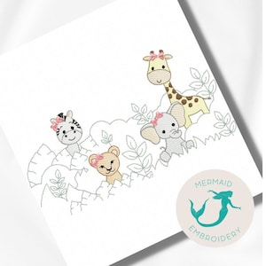 Könnte beinhalten: Stickerei mit einem Zebra, einer Giraffe, einem Elefanten und einem Löwenjungen in einer Dschungelkulisse. Die Tiere tragen rosa Schleifen. Das Design ist perfekt für ein Babyzimmer oder ein Kinderzimmer.