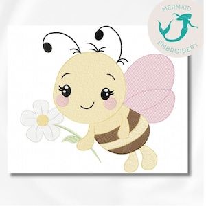 Può includere: Un'ape di cartone animato carina con strisce marroni e gialle, ali rosa e una margherita bianca in mano. L'ape ha grandi occhi neri e un viso sorridente.