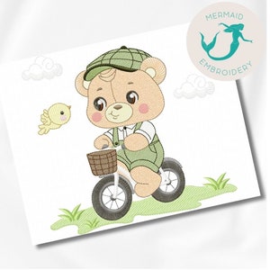 Puede incluir: Un oso de peluche marrón con un sombrero verde y un mono monta en una bicicleta blanca con una cesta marrón. Un pájaro amarillo vuela cerca.