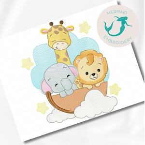 Pode incluir: Desenho bordado de uma girafa, um leão e um elefante a andar de barco numa nuvem com estrelas. Os animais estão todos a sorrir e têm expressões fofinhas.