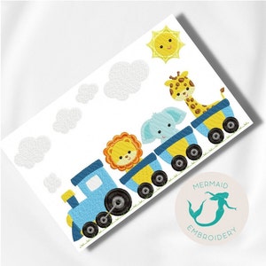 Puede incluir: Un diseño bordado de un tren azul con vagones amarillos que transportan un león, un elefante y una jirafa. El tren está sobre un fondo blanco con nubes y un sol amarillo.