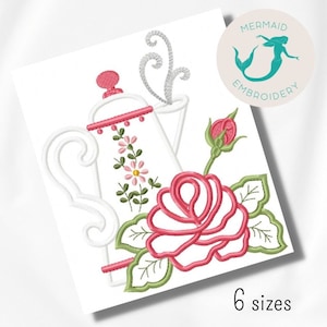 Könnte beinhalten: Stickerei einer weißen Teekanne mit rosa Blumen und einer rosa Rose mit grünen Blättern. Das Design enthält den Text "Mermaid Embroidery".