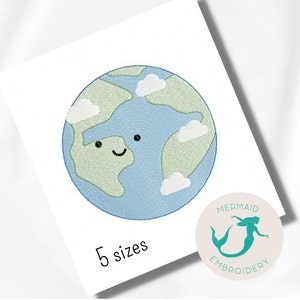 Puede incluir: Un diseño bordado azul y verde de una tierra sonriente con nubes blancas. El diseño está disponible en 5 tamaños. La imagen también incluye un logotipo para Mermaid Embroidery.