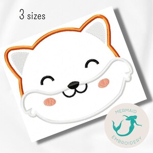 Könnte beinhalten: Ein gesticktes Design eines lächelnden Cartoon-Tiergesichts mit schwarzen Augen und einer rosa Nase in Weiß und Orange. Das Design ist in drei Größen erhältlich. Der Text "3 Größen" befindet sich über dem Design. Das Design befindet sich auf einem weißen Hintergrund.
