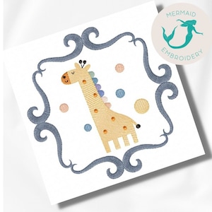 Puede incluir: Diseño bordado de una jirafa amarilla con manchas marrones, rodeada de un marco azul adornado y puntos de colores.