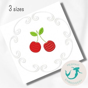 Pode incluir: Um design de bordado digital de duas cerejas vermelhas com hastes e folhas verdes. O design é rodeado por uma borda decorativa branca. O texto "3 tamanhos" está no canto superior esquerdo da imagem. O texto "Mermaid Embroidery" está no canto inferior direito da imagem.