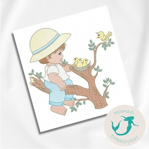 以下が含まれることがあります： 麦わら帽子をかぶった小さな男の子が木の枝に座って、巣の中の3羽のひな鳥を見ている。黄色い鳥が巣の上の枝にとまっている。