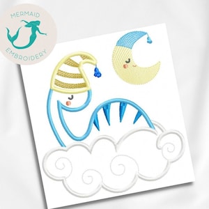 Pode incluir: Desenho bordado de um dinossauro azul usando um gorro de dormir listrado amarelo e branco, dormindo em uma nuvem branca com uma lua crescente amarela usando um gorro de dormir azul.