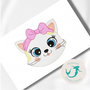 Pode incluir: Desenho bordado de um gato branco com um laço rosa, olhos azuis e um nariz rosa. O gato está sorrindo e tem um contorno amarelo ao redor da cabeça.