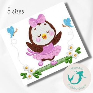 Pode incluir: Desenho bordado de um pinguim marrom e branco vestindo um tutu rosa e um laço rosa, equilibrando-se em um galho verde com flores brancas e duas borboletas azuis.