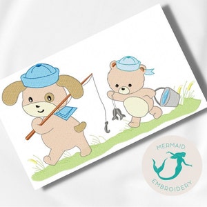 Pode incluir: Desenho bordado de um cão castanho e um urso castanho que usam chapéus de marinheiro azuis e seguram varas de pesca. O cão segura uma vara de pesca com uma minhoca na ponta. O urso segura uma vara de pesca com um peixe na ponta. Ambos os animais estão em pé na grama verde.