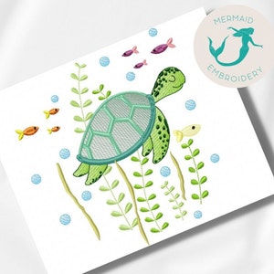 Pode incluir: Desenho bordado de uma tartaruga marinha verde nadando em água azul com algas verdes e peixes laranja. O desenho é rodeado por um fundo branco.