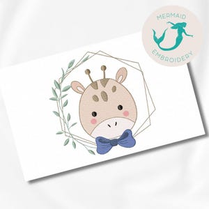 Peut inclure: Broderie d'une adorable girafe avec un nœud papillon bleu, entourée d'une couronne de feuilles et d'un cadre géométrique. Le motif est parfait pour les vêtements de bébé, la décoration de la chambre d'enfant ou d'autres travaux manuels.