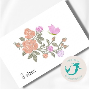 Könnte beinhalten: Stickerei mit einem rosa Schmetterling und einem Zweig mit rosa und pfirsichfarbenen Rosen mit grünen Blättern. Das Design ist in 3 Größen erhältlich. Der Text "3 Größen" steht unter dem Design. Das Bild enthält auch ein Logo für Mermaid Embroidery.