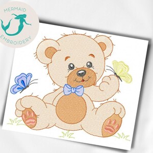 Könnte beinhalten: Ein brauner Teddybär mit einer blauen Schleife sitzt auf einer grünen Grasfläche. Der Bär hält einen gelben Schmetterling in seiner rechten Pfote. Ein blauer Schmetterling fliegt links vom Bären.