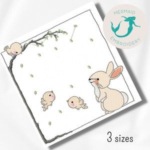 Pode incluir: Desenho bordado com um coelho, três pássaros pequenos e um galho com folhas. O desenho é emoldurado com uma borda preta e o texto "Mermaid Embroidery" está no canto superior direito.