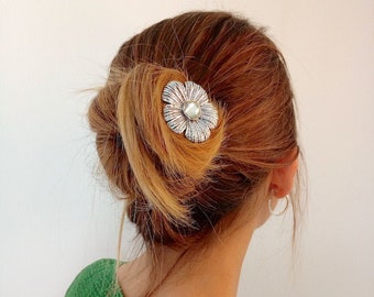 AMELIA - Questo piccolo tornante floreale è particolarmente suggestivo, come una dahlia 'sole'. Questo bellissimo design completa tutti i tuoi outfit.