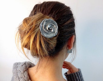 LOLA - Delizioso tornante semplice ispirato alla bellezza naturale delle rose. Questo design impreziosisce i tuoi capelli completando tutti i tuoi outfit