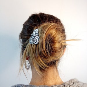ARIA - Three shells arranged into a triangle. This particularly striking design gives a nice-looking effect embellishing your hair.